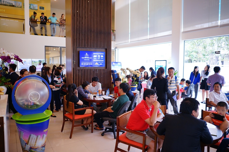 Căn hộ đa năng cho khách trẻ - "Cơn sốt" đang đổ bộ khu Nam TP.HCM - 1 Đông đảo khách hàng quan tâm đến dự án Sunrise Riverside