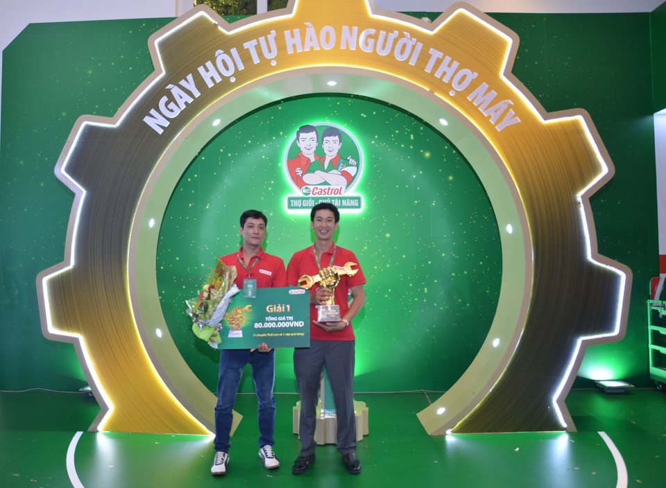 Cặp Chủ - thợ Nguyễn Khương Định và Võ Văn Bình (Cửa hàng Định, Q8, TP.HC) đạt giải nhất cuộc thi “Ngày Hội Tự Hào Người Thợ Máy” năm nay