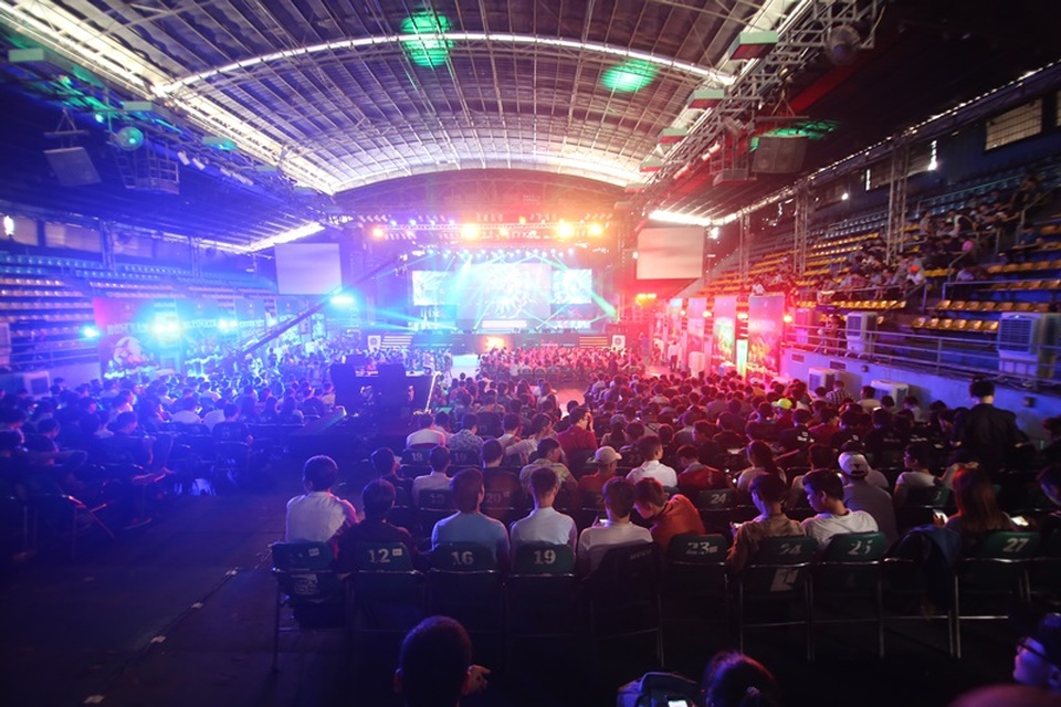 Hàng ngàn người tới cổ vũ cho các đội tuyển thi đấu