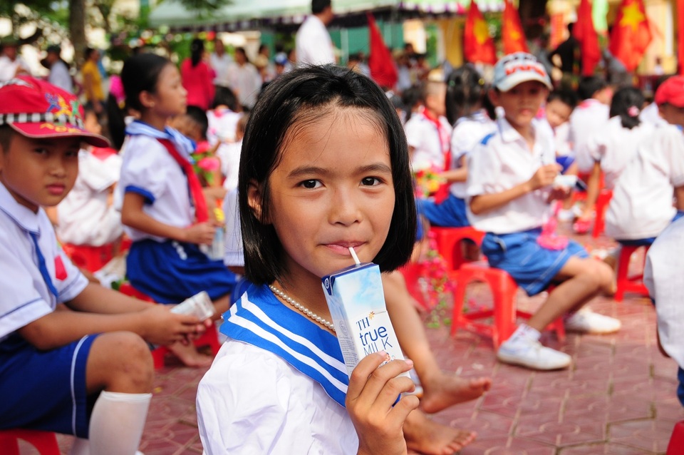 Sữa học đường: Khi doanh nghiệp cùng mang sứ mệnh cộng đồng - 4 Trẻ em Nghệ An rạng ngời khi được uống sữa tươi đạt chuẩn của tập đoàn TH