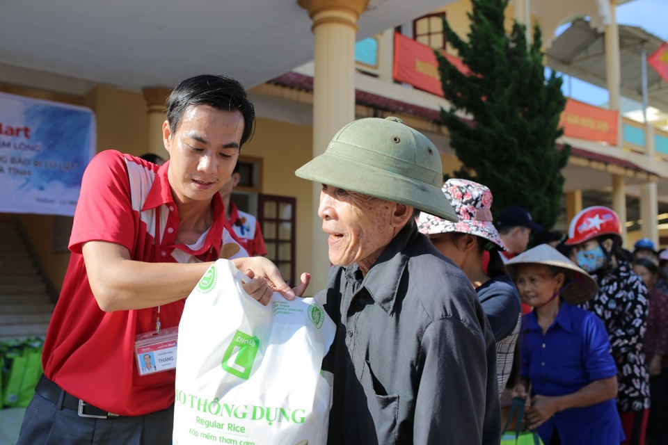 600 phần quà cứu trợ được gửi đến đồng bào 2 tỉnh Hà Tĩnh, Quảng Bình - 1 Đại diện LOTTE Mart trao quà cho bà con tại Hà Tĩnh