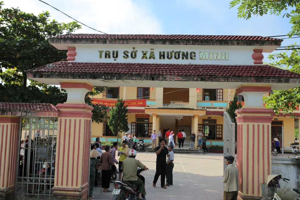 600 phần quà cứu trợ được gửi đến đồng bào 2 tỉnh Hà Tĩnh, Quảng Bình - 2 Người dân đến từ rất sớm, trật tự xếp hàng nhận cứu trợ
