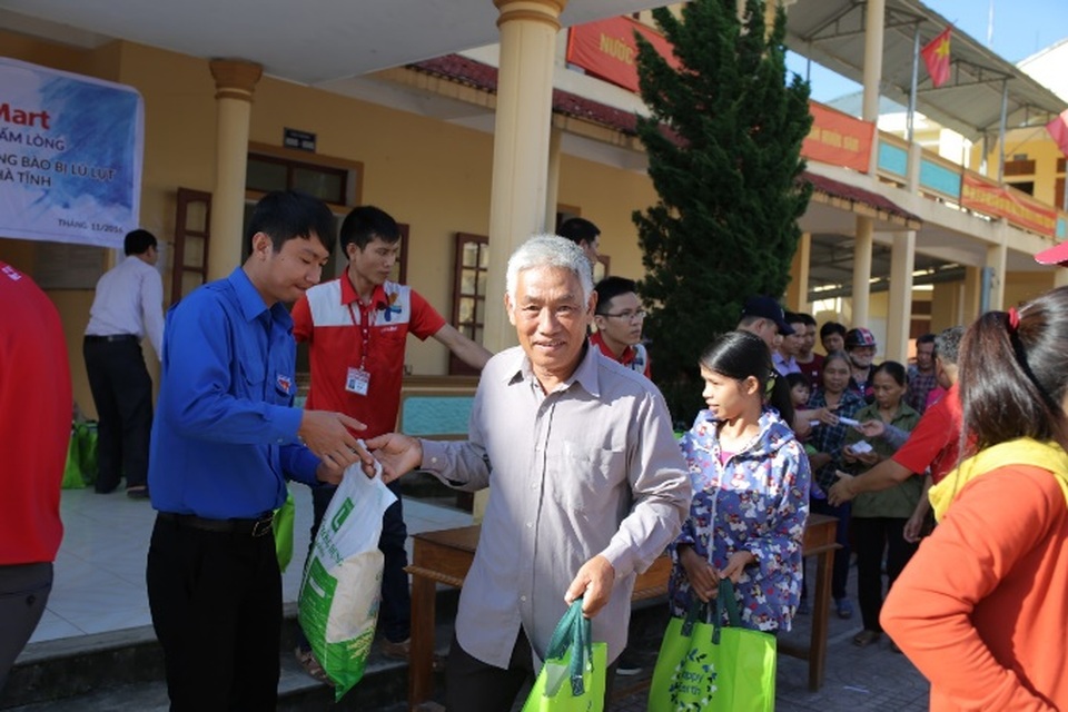 600 phần quà cứu trợ được gửi đến đồng bào 2 tỉnh Hà Tĩnh, Quảng Bình - 4 Niềm vui của bà con khi nhận quà cứu trợ
