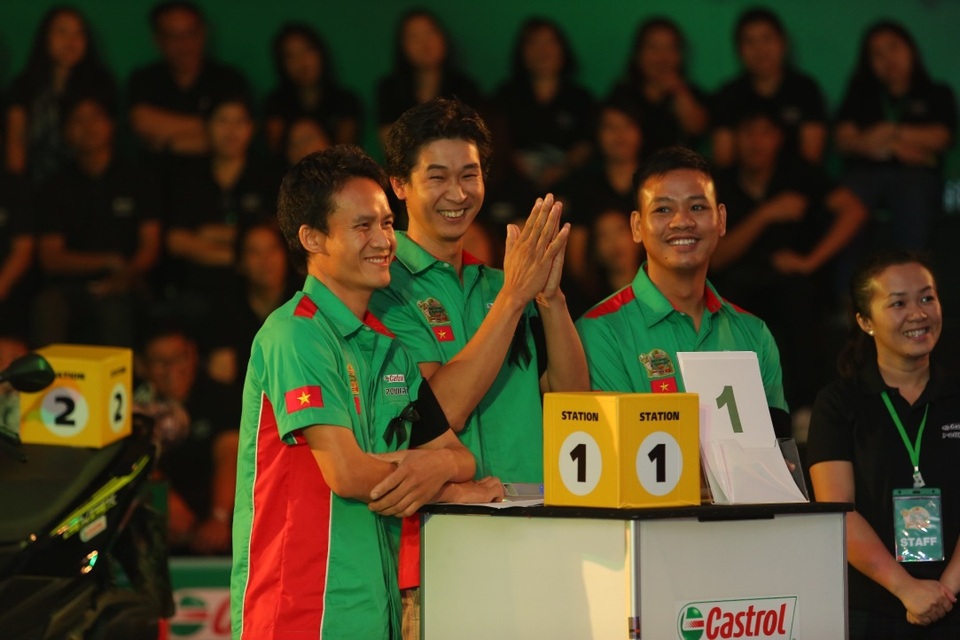 Thợ máy Việt giành giải cao ngay lần đầu tham dự đấu trường quốc tế - 1 Đội Việt Nam xuất sắc đạt điểm cao tại vòng thi đầu tiên với kiến thức về chung về thị trường xe máy và dầu nhớt