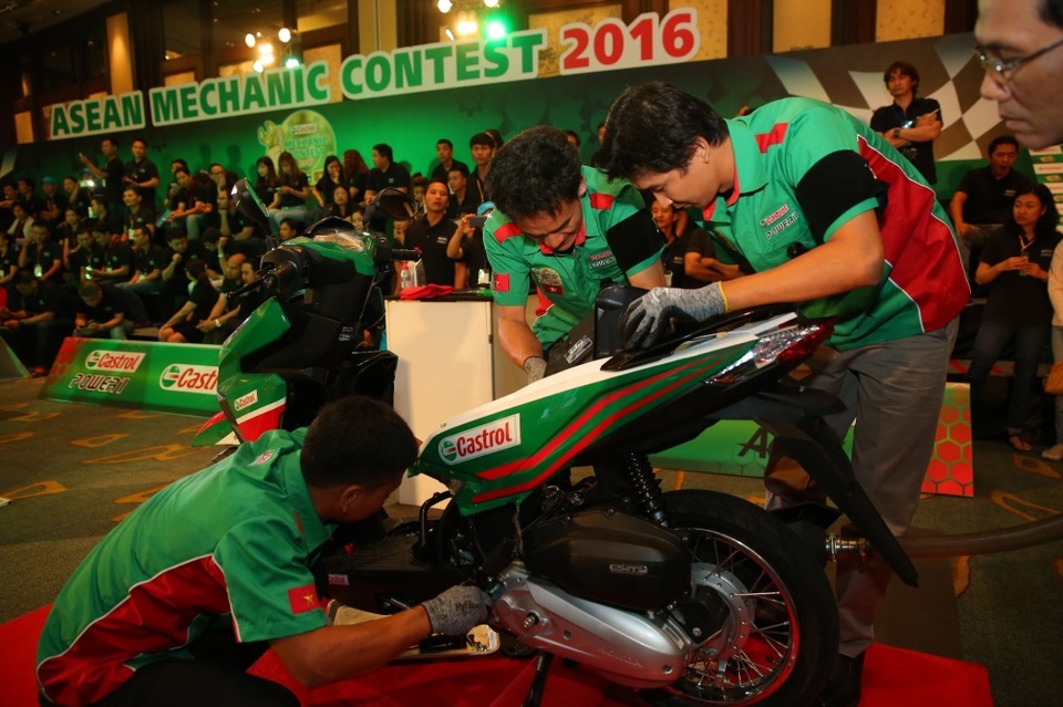 Thợ máy Việt giành giải cao ngay lần đầu tham dự đấu trường quốc tế - 2 Ở phần thi thực hành, các thí sinh đều phải đeo găng tay bảo hộ, vệ sinh xe sạch sẽ, đi giầy để thể hiện tính chuyên nghiệp