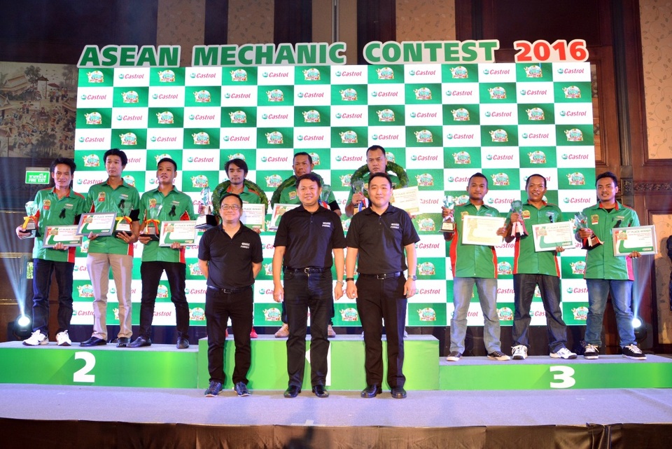 Thợ máy Việt giành giải cao ngay lần đầu tham dự đấu trường quốc tế - 3 Đại diện Ban Giám Khảo trao giải cho 3 đội thắng cuộc