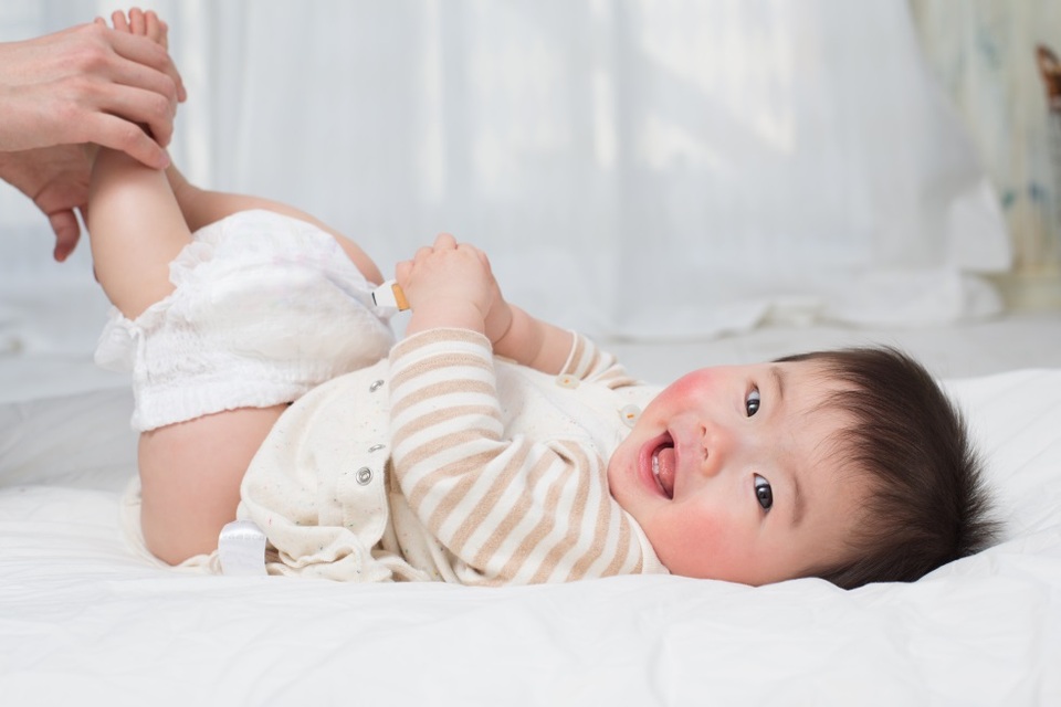 Bí quyết ngừa hăm tã hiệu quả cho bé - 1 Da của bé nhạy cảm nên cần tã cấu tạo đặc biệt giúp ngừa hăm tã