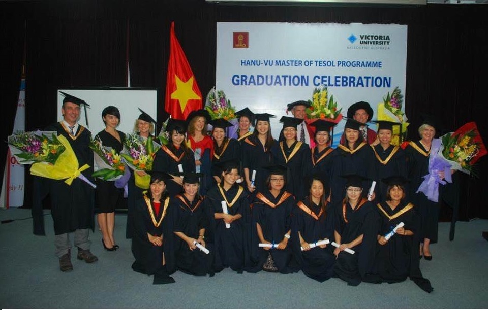Bạn đừng học HANU - VU MTESOL, nếu... - 3 Lê Thùy Linh, hàng đầu-đầu tiên từ trái qua, cùng các bạn trong Lễ tốt nghiệp HANU-VU MTESOL, khóa 2010 – 2011