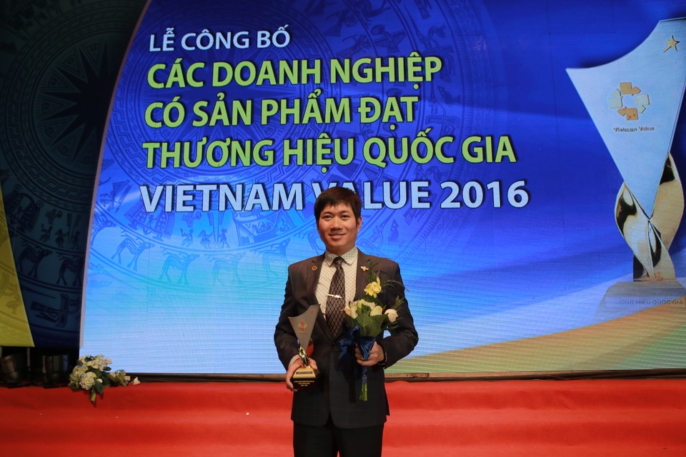 Ông Nguyễn Tân Kỷ, Tổng Giám đốc Công ty Cổ phần Vinacafé Biên Hòa vinh dự nhận biểu trưng Thương hiệu Quốc gia lần thứ 5 năm 2016 do Phó Thủ tướng Thường trực Chính phủ Trương Hòa Bình và Bộ trưởng Bộ Công thương Trần Tuấn Anh trao tặng