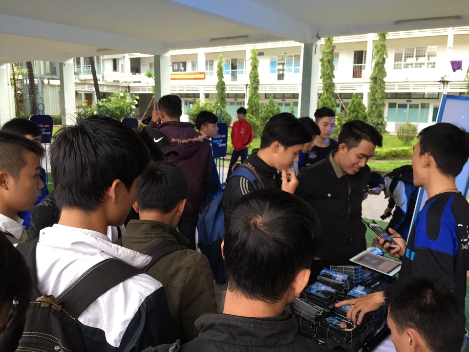 Thử thách "đập tan giới hạn" với tảng băng khổng lồ tại Đà Nẵng - 2 Hơn 9h sáng, rất nhiều nam giới trẻ tập trung trước khu vực thử thách. Hầu hết đều hào hứng tham gia vào thử thách với niềm cảm hứng khẳng định phong độ bản thân