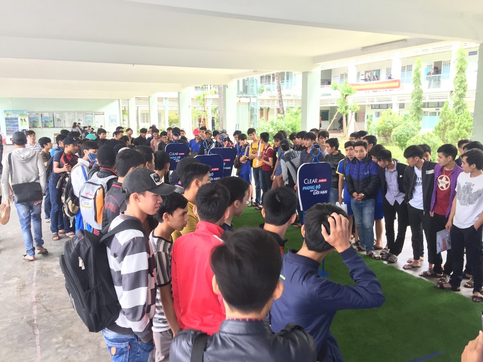 Thử thách "đập tan giới hạn" với tảng băng khổng lồ tại Đà Nẵng - 3 Tại đây, các bạn sẽ tranh tài với trò chơi sút bóng tính điểm. Lần lượt dẫn bóng qua những chướng ngại vật, đích đến của thử thách là mô hình tảng băng với công nghệ hiện đại