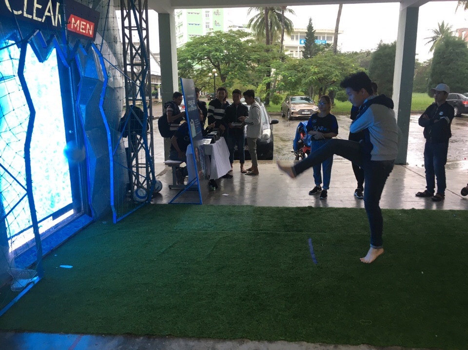 Thử thách "đập tan giới hạn" với tảng băng khổng lồ tại Đà Nẵng - 5 …và sút bóng vào tảng băng để tính điểm.