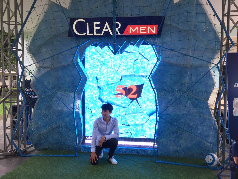 Thử thách "đập tan giới hạn" với tảng băng khổng lồ tại Đà Nẵng - 6 Điểm số sẽ được tính dựa trên lực sút của người chơi. Lực sút càng mạnh, điểm số càng cao.