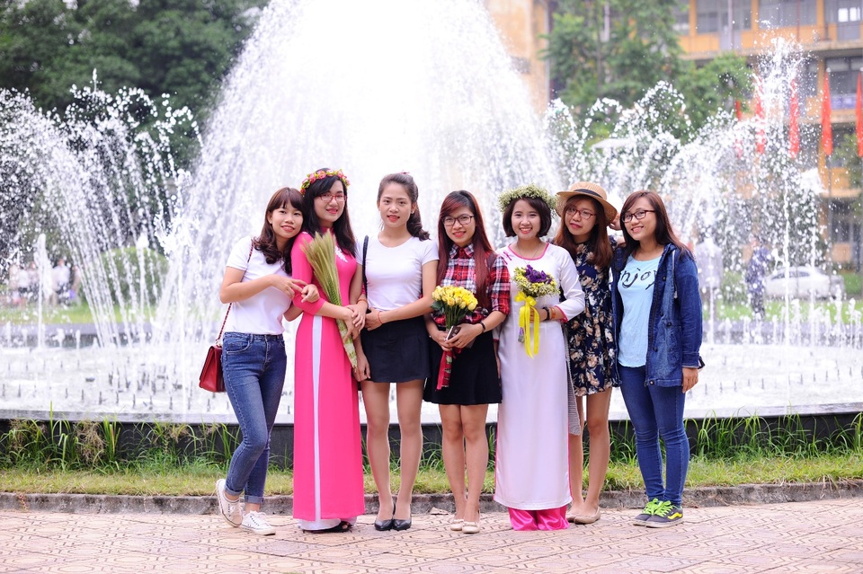 Sinh viên Đại học Bách khoa Hà Nội giành giải thưởng công nghệ sinh thái - 1 Nguyễn Thị Nhàn (áo dài hồng)