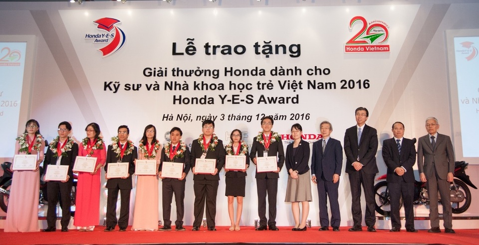 Sinh viên Đại học Bách khoa Hà Nội giành giải thưởng công nghệ sinh thái - 3 Đại diện Đại sứ quán Nhật Bản, quỹ Honda Foundation, NISTPASS và HVN cùng chúc mừng các thí sinh đạt Giải Honda Y-E-S