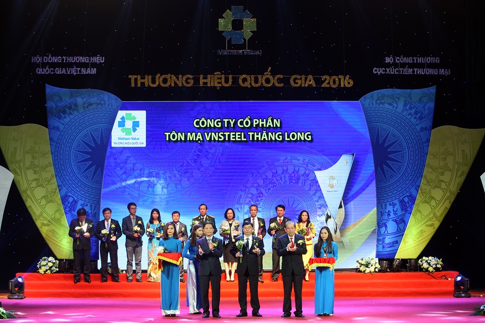 Vnsteel Thăng Long được vinh danh Thương hiệu Quốc gia năm 2016 - 1 Ông Lê Văn Thanh, Tổng giám đốc CTCP Tôn mạ Vnsteel Thăng Long lên nhận giải Thương hiệu Quốc gia 2016.
