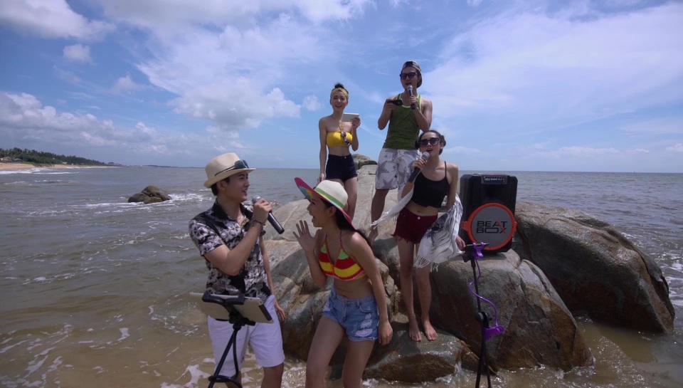 BeatBox Karaoke với tính năng công nghệ mới chiếm ưu thế trên thị trường - 2 Beatbox Karaoke được đồng thời tích hợp đầu máy karaoke, ampli, loa, mic không dây, cho phép người dùng có thể mang đi khắp nơi ca hát