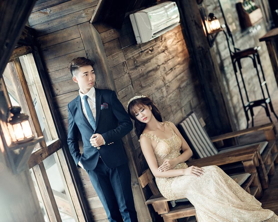 Cập nhật xu hướng mặc vest để trẻ trung, lịch lãm như sao Hàn - 2 Kiểu dáng slimfit vừa vặn góp phần xây dựng hình ảnh lịch lãm khi làm chú rể…