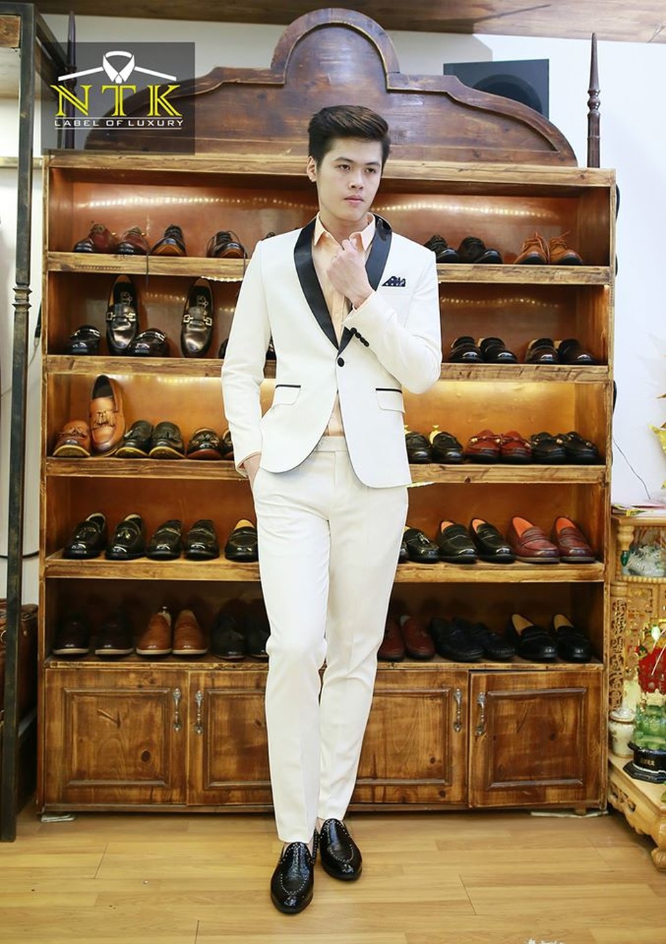 Cập nhật xu hướng mặc vest để trẻ trung, lịch lãm như sao Hàn - 5 Bên cạnh trang phục vest sang trọng, lịch lãm…