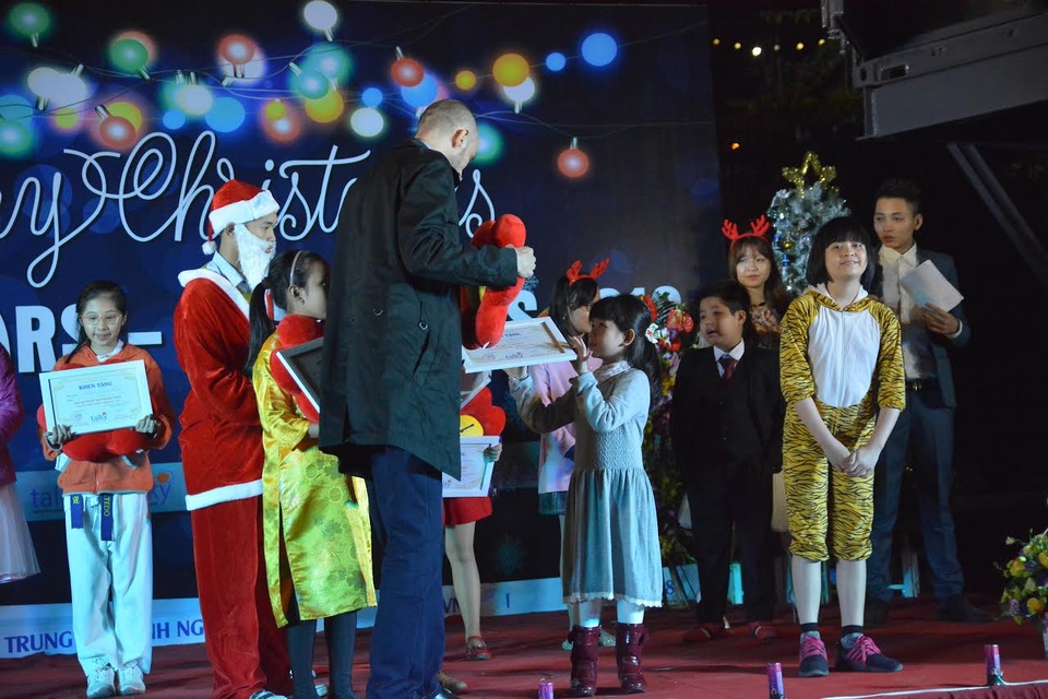 Talky’s Stars - Christmas 2016: Bùng nổ cảm xúc với những ngôi sao nhí “Tài không đợi tuổi” - 4 Các thầy cô bản ngữ tại Talky trao quà cho Phan Linh