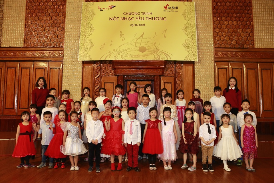 "Nốt nhạc yêu thương" - Đánh thức giấc mơ nghệ thuật của trẻ - 1 Nhóm học viên biểu diễn piano