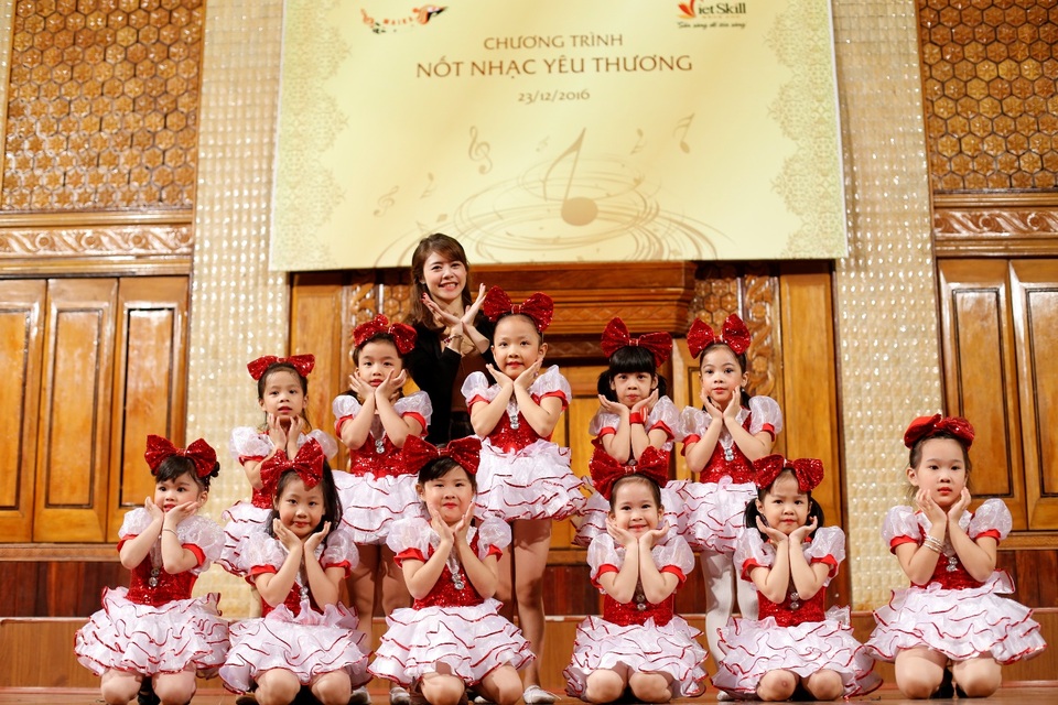 "Nốt nhạc yêu thương" - Đánh thức giấc mơ nghệ thuật của trẻ - 4
Những tiết mục múa đầy hấp dẫn của cô trò trung tâm nghệ thuật Vietskil Đông Anh