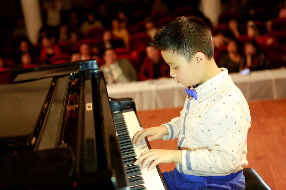 "Nốt nhạc yêu thương" - Đánh thức giấc mơ nghệ thuật của trẻ - 6 Những ngón tay xinh lướt nhẹ trên phím đàn