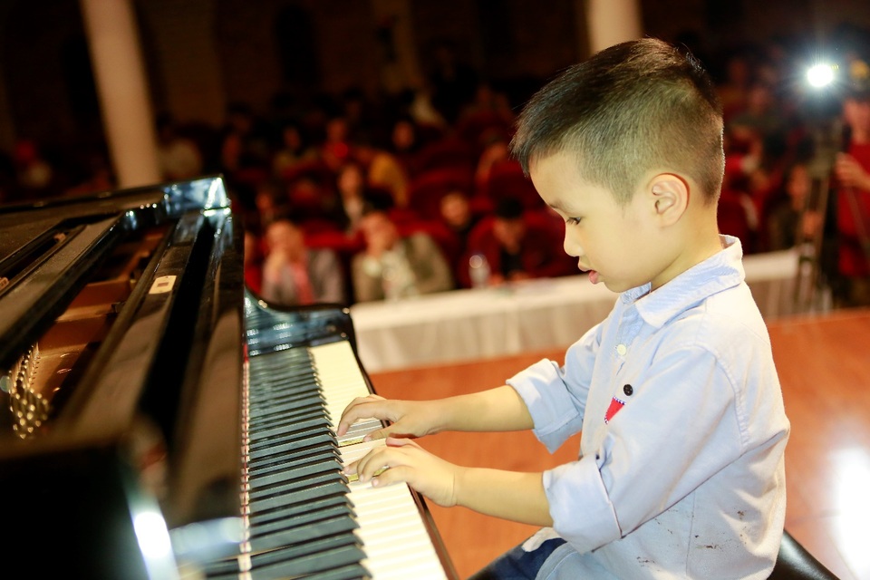 "Nốt nhạc yêu thương" - Đánh thức giấc mơ nghệ thuật của trẻ - 7 Đây là một trong những “nghệ sĩ nhí” nhỏ tuổi nhất của chương trình