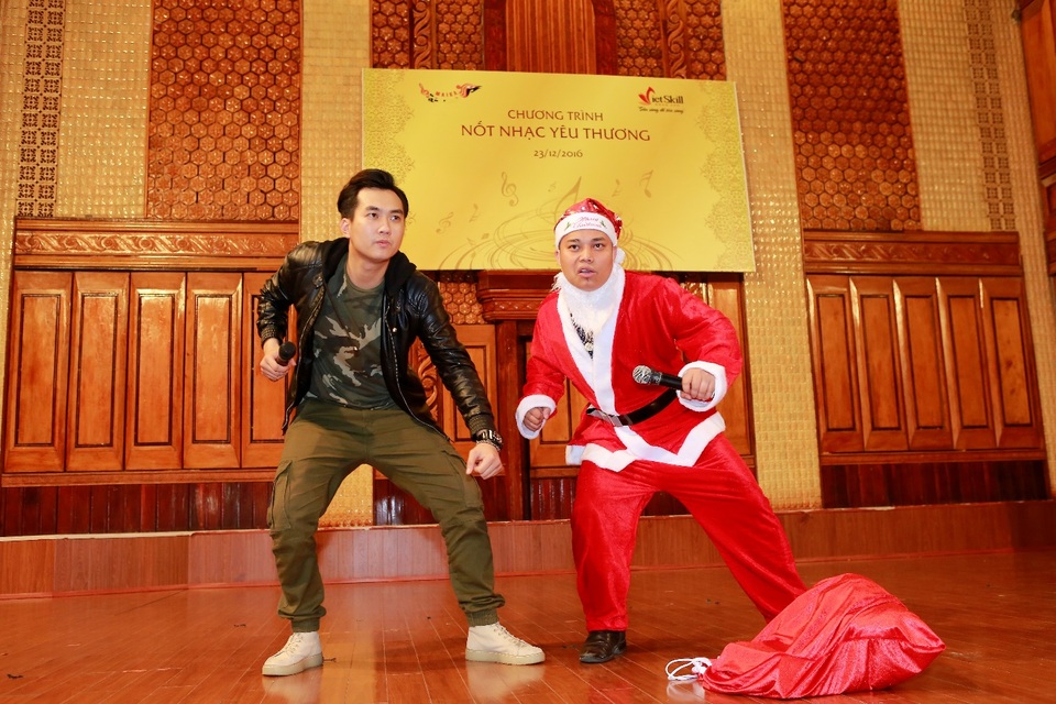 "Nốt nhạc yêu thương" - Đánh thức giấc mơ nghệ thuật của trẻ - 8 Đặc biệt, điểm nhấn của chương trình chính là tiểu phẩm hài với sự tham gia biểu diễn của hai diễn viên khách mời là Phạm Anh Tuấn và Nguyễn Love