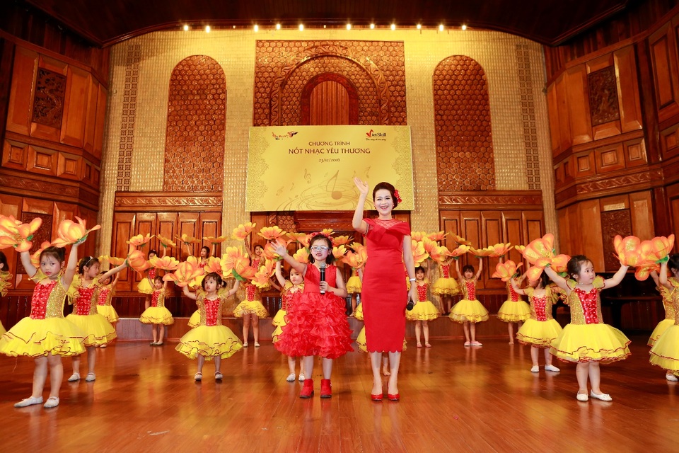 CLB Maika - Viên gạch nối ước mơ nghệ thuật của những tài năng trẻ - 5 Thạc sĩ Phan Duyên song ca cùng các học viên nhí của mình