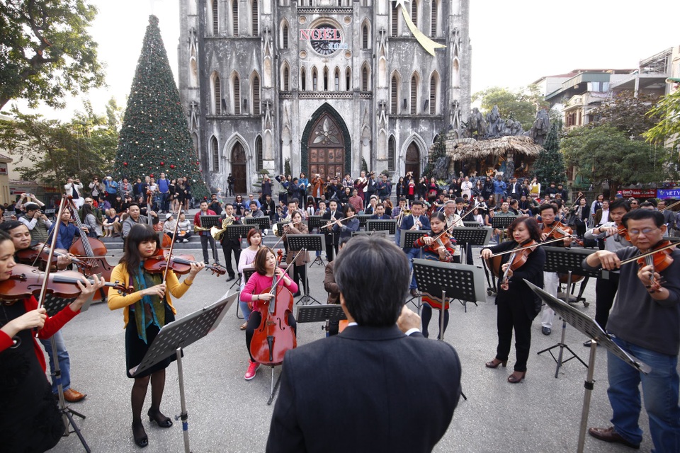 Hòa nhạc "Happiness Concert By Acecook Vietnam" - Lời chúc xuân rộn ràng - 2 Giao hưởng flashmob diễn ra tại nhà thờ Lớn Hà Nội ngày 28 tháng 12