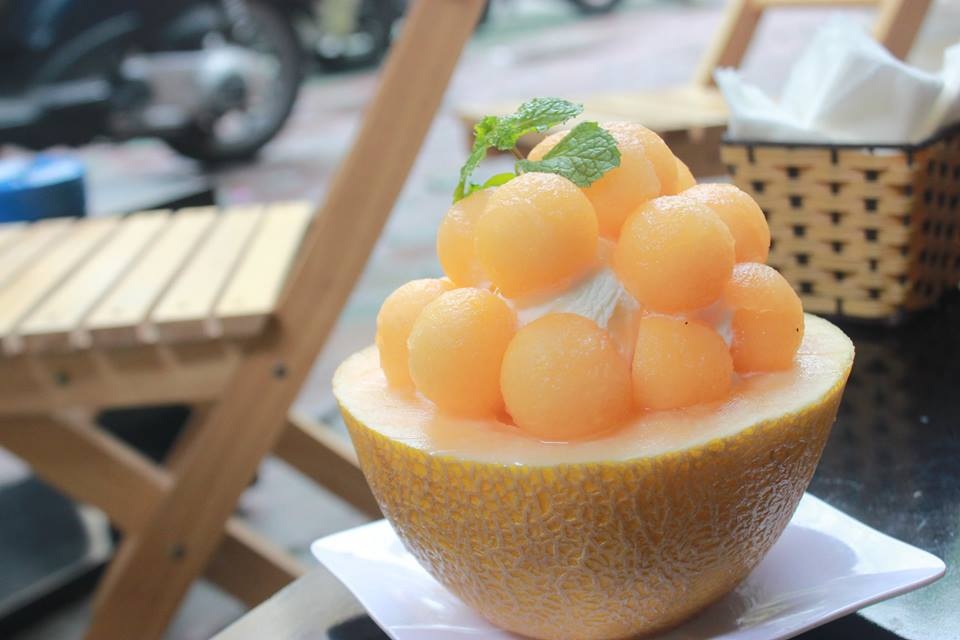 Lẩu dành cho dân FA: Món ngon đang chinh phục giới trẻ Hà Nội - 4 Patbingsu dưa lưới là món tráng miệng vừa ngon, vừa đẹp mắt