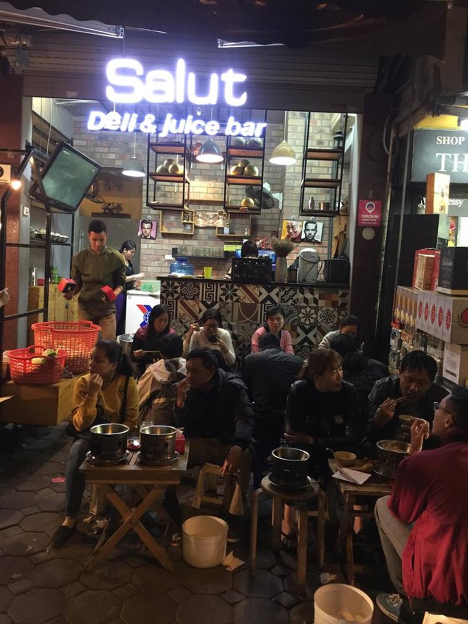 Lẩu dành cho dân FA: Món ngon đang chinh phục giới trẻ Hà Nội - 5 Tọa lạc trên con phố thoáng, rộng, SALUT deli & juice bar lúc nào cũng nườm nượp khách