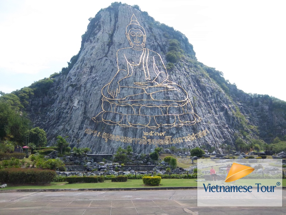 Ở Villa, chơi thả ga với hành trình du lịch Thái Lan hấp dẫn nhất trong năm 2017 - 3 Trân Phật Bảo Sơn – Tượng phật được khắc trên núi với tổng trọng lượng 9.999kg vàng ròng