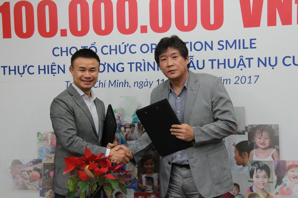 Đại diện LOTTE Mart và Operation Smile ký kết biên bản hợp tác