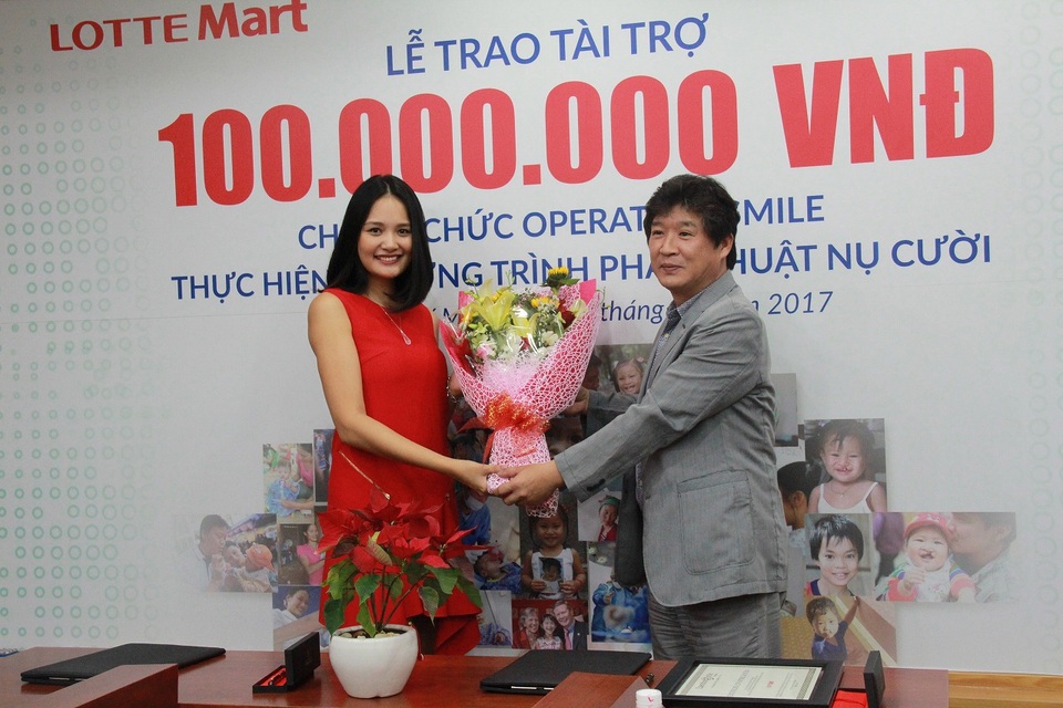 Hoa hậu Hương Giang là một trong những đại sứ gắn bó lâu dài cùng Operation Smile