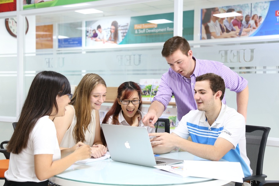 Đề án tuyển sinh Đại học chính quy 2017 dự kiến của UEF - 2 Sinh viên UEF có cơ hội nâng cao năng lực tiếng Anh với chương trình đào tạo song ngữ