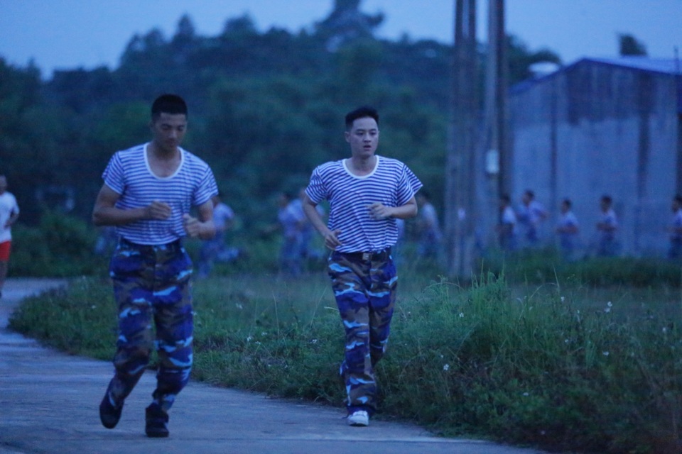Sao nhập ngũ – Không đơn thuần là sân chơi giải trí - 2 Thanh Duy quá mệt vì chạy 3km vào sáng sớm…