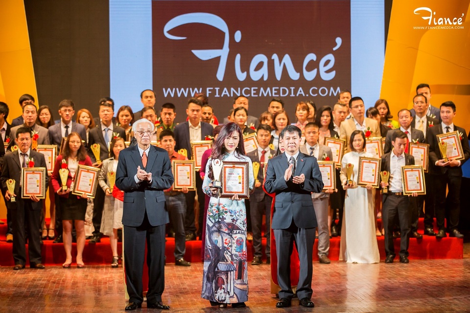 Fiancé Media vinh dự nhận "giải thưởng dịch vụ hoàn hảo - nhãn hiệu ưa dùng 2016" - 1 Đại diện thương hiệu Fiancé Media nhận cúp và chứng nhận “Sản phẩm tin cậy, dịch vụ hoàn hảo, nhãn hiệu ưa dùng năm 2016’’