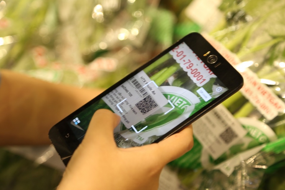 Sau thịt heo, thủy sản, người tiêu dùng có thể truy xuất nguồn gốc rau củ bằng smartphone - 1 Từ ngày 16/01/2017, người tiêu dùng khi mua sắm tại LOTTE Mart Quận 7 có thể dùng smartphone để truy xuất các sản phẩm rau, củ, quả
