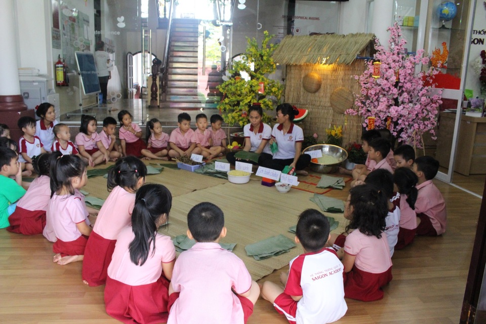 Dạy trẻ về Tết cổ truyền tại trường Saigon Academy - 2 Được sự hướng dẫn của cô giáo, các bé được trải nghiệm tất cả các khâu làm bánh chưng như vo gạo, ngâm đậu, lau lá, gói bánh và luộc bánh