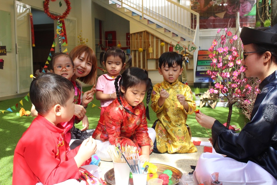 Dạy trẻ về Tết cổ truyền tại trường Saigon Academy - 5 Văn hóa Tết cổ truyền của dân tộc Việt Nam được tái hiện sống động qua hình ảnh ông Đồ già bên chiếu thư pháp