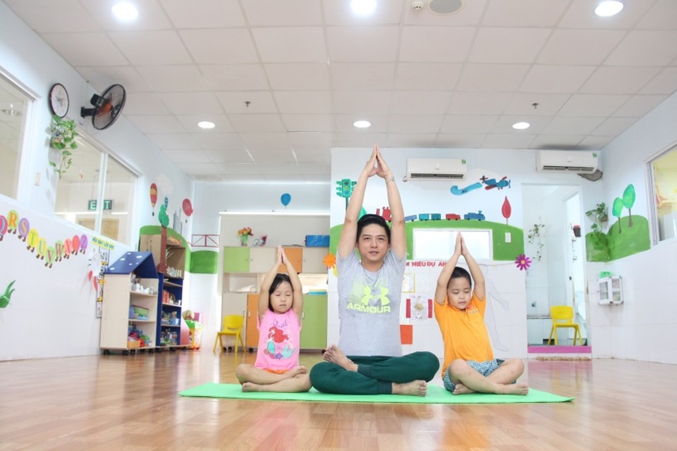 Trở thành giáo viên thể chất mầm non: Tại sao không? - 5 Giáo viên hướng dẫn các bé trường mầm non Abi - Sài Gòn thực hiện những động tác yoga
