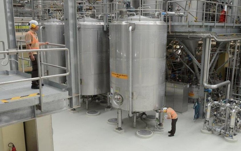 Đẩy mạnh sản xuất cà phê hòa tan: Từng bước nâng cao giá trị hạt cà phê Việt - 1 Nhiều doanh nghiệp đã không ngần ngại đầu tư nhà máy với quy mô lớn, công nghệ hiện đại để sản xuất cà phê hòa tan đạt tiêu chuẩn quốc tế. (Ảnh: Công nhân của Nestlé đang vận hành dây chuyền sản xuất cà phê hòa tan.)
