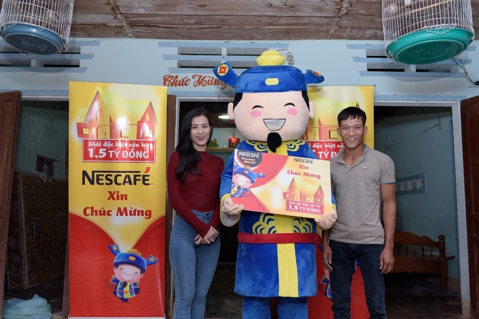 Anh Đạt xúc động khi được ông Lộc NESCAFÉ và ca sĩ Đông Nhi đến trao quà