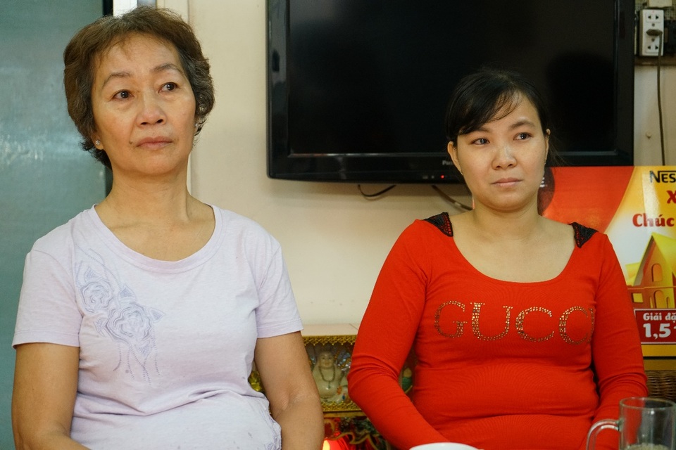 Chị Niên và mẹ chồng không giấu được những giọt nước mắt khi kể về hoàn cảnh gia đình