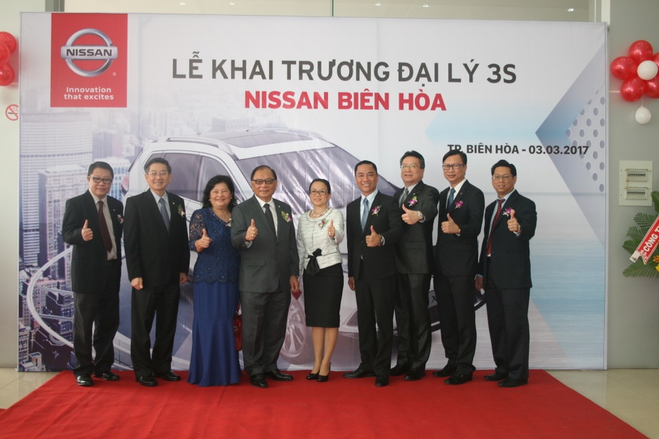 Nissan Việt Nam khai trương đại lý 3S tại Đồng Nai - 2
Ban lãnh đạo Nissan Việt Nam chụp ảnh lưu niệm tại lễ khai trương đại lý 3S Nissan Biên Hòa