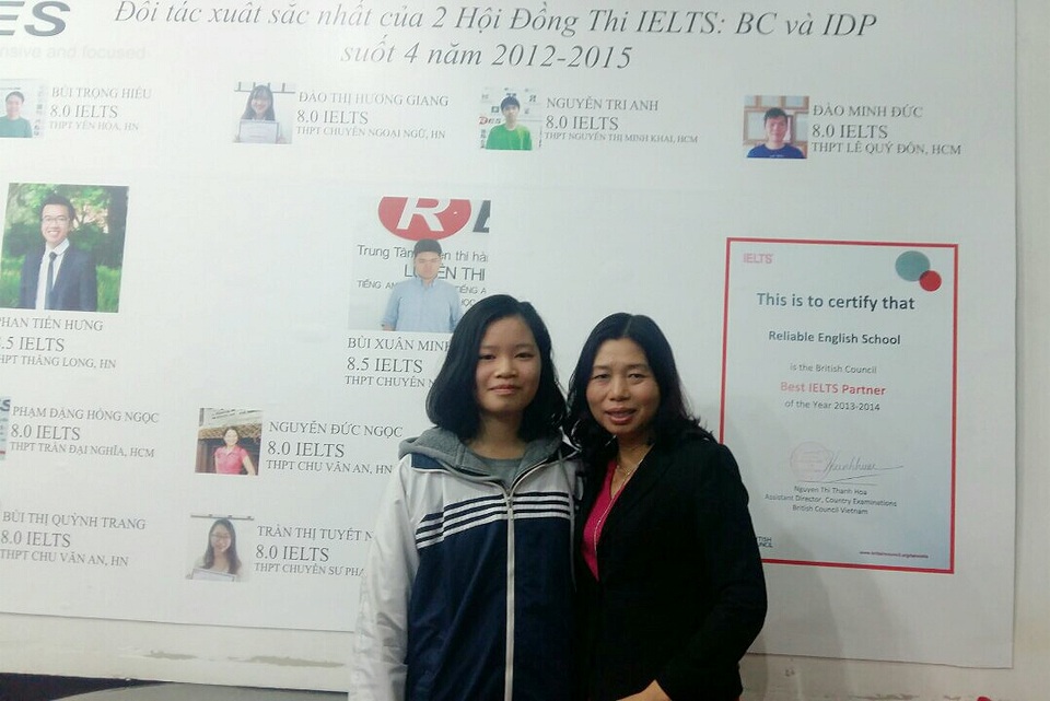 Kinh nghiệm học IELTS 8.5 của nữ sinh THPT Thăng Long - 4
Lan và mẹ là cô Hạnh, Hiệu trưởng trường THCS Vân Hồ