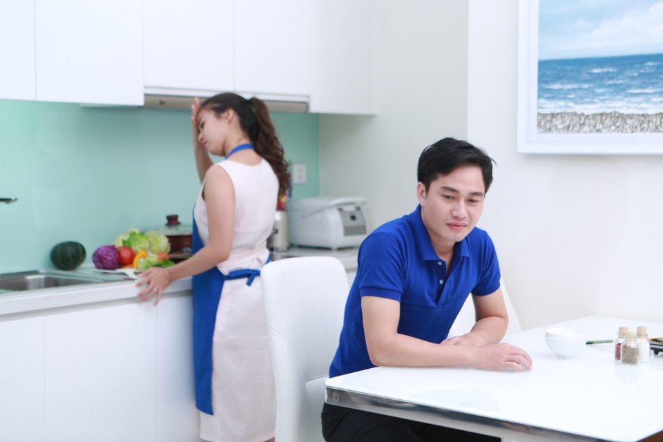 Mong đợi vô lý của đàn ông đối với vợ trong việc bếp núc - 2 Rất nhiều ông chồng cằn nhằn vợ suốt ngày ở trong bếp mà không biết rằng, để chuẩn bị bữa cơm ngon cần nhiều công đoạn chế biến và sự chia sẻ của chồng.