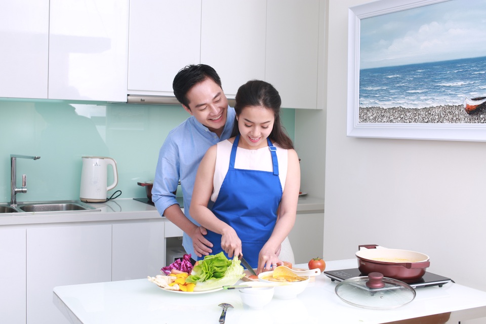 Mong đợi vô lý của đàn ông đối với vợ trong việc bếp núc - 3 Khi chồng chia sẻ việc bếp núc cùng vợ, những khoảnh khắc lãng mạn và hạnh phúc thật sự của gia đình xuất hiện.